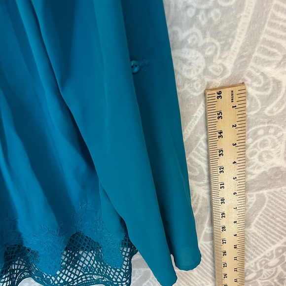 BEAUTIFUL AWESOME LITTLE TOP STUNNING TURQUOISE V NECK BUTTON DOWN EUC DETAILS M - Picture 9 of 15